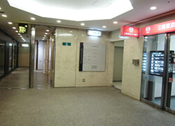 東京三菱銀行の左側のエレベーター